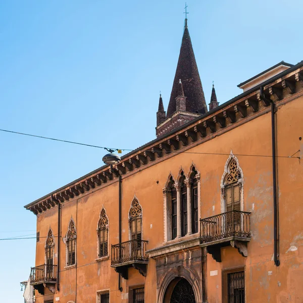 House and tower of Chiesa di San Fermo Maggiore — Stock Photo, Image