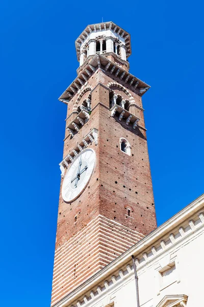 View of tall tower Torre dei Lamberti in Verona — Stock Photo, Image