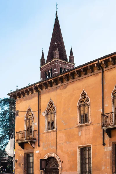 Haus und turm der kirche san fermo maggiore — Stockfoto