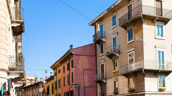 Houses on street Via S Paolo in Verona city — Stock Photo, Image