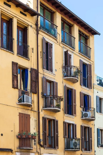 Dom z apartamentami w mieście Verona na wiosnę — Zdjęcie stockowe