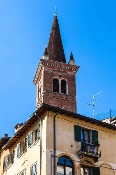 Torre de chiesa di San Tomaso Becket sobre casa — Foto de Stock