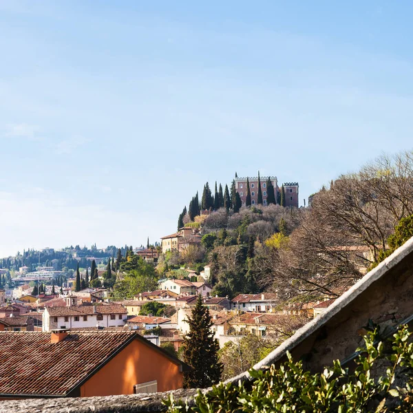 Blick auf die Burg San Pietro in Verona Stadt im Frühling — Stockfoto