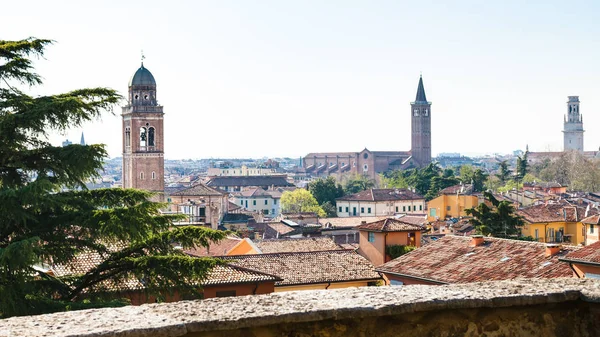 Pohled na město Verona se zvonicemi na jaře — Stock fotografie