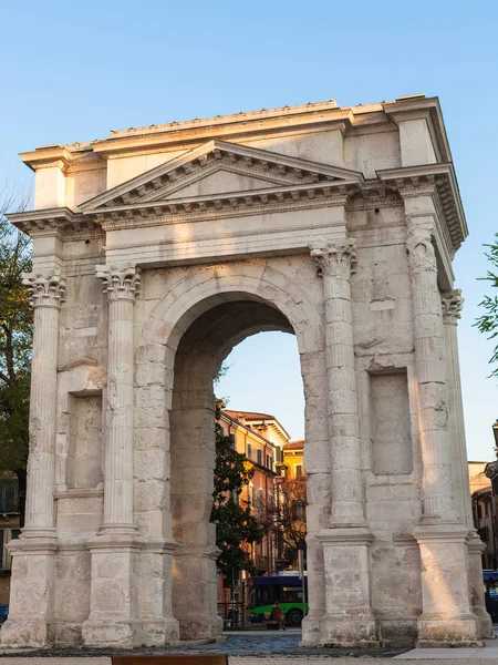 Arco dei Gavi in Verona city in lente avond — Stockfoto