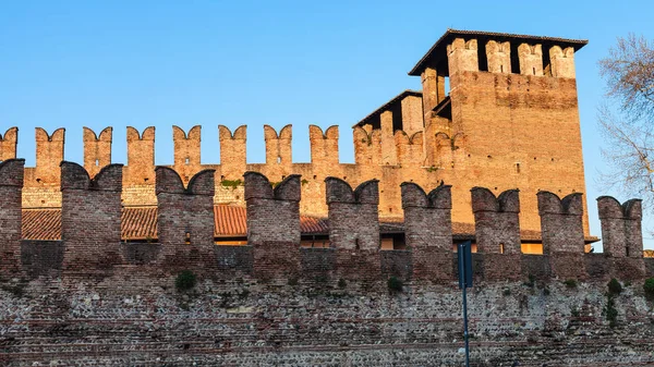 Castelvecchio Castel na cidade de Verona ao pôr-do-sol — Fotografia de Stock