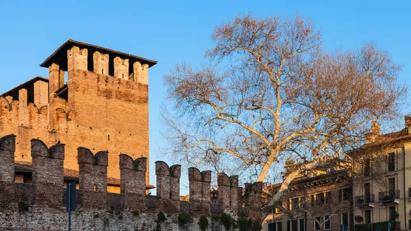 Castelvecchio Castel in Verona city in avond — Stockfoto