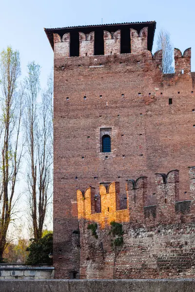Toren van Castelvecchio Castel in Verona in avond — Stockfoto