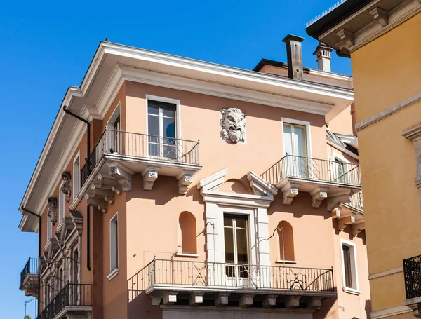 Urban house in Vicenza city in spring — Stock Photo, Image
