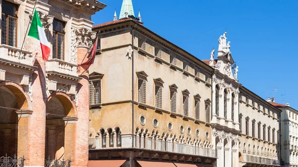 Πρόσοψη των ανακτόρων στην πλατεία Piazza dei Signori σε Βιτσέντζα — Φωτογραφία Αρχείου
