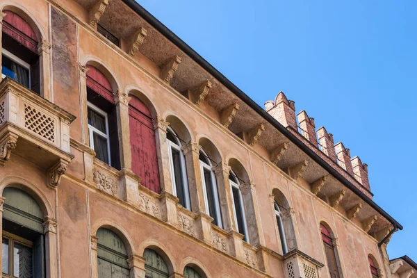 Parede do palazzo Negri De Salvi oggi Casarotti — Fotografia de Stock