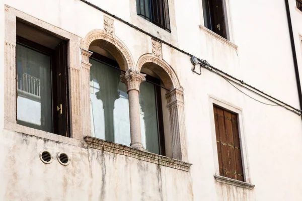 Vägg av medeltida palazzo i Vicenza — Stockfoto