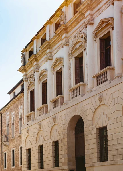 Palazzo op straat contra porti in Vicenza stad — Stockfoto