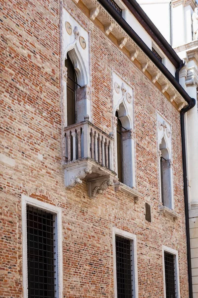 Parede do palácio medieval na rua contra porti — Fotografia de Stock