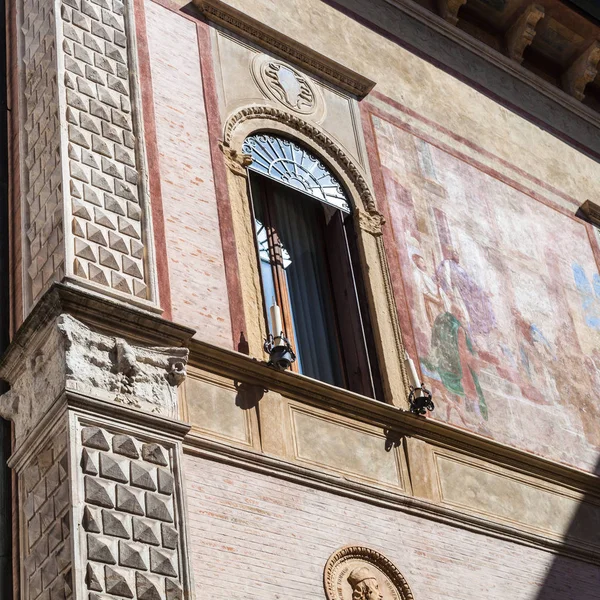 Wall with fresco on medieval palazzo in Vicenza — Stock Photo, Image