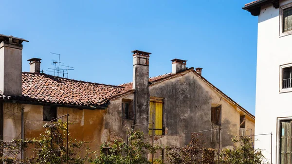 Vieilles maisons urbaines résidentielles à Vicence — Photo