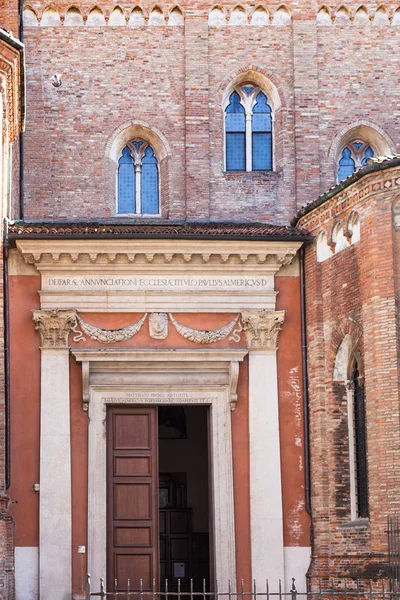 Entrada lateral en Catedral del Duomo en la ciudad de Vicenza — Foto de Stock