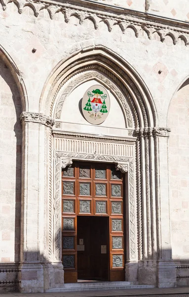 Главный вход в Собор Дуомо в Виченце — стоковое фото
