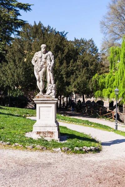 Statue of Heracles in urban garden in Vicenza — Stock Photo, Image