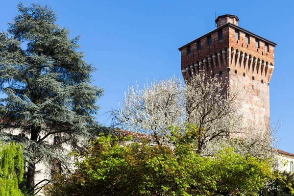 Vista Torre di Porta Castello in Vicenza in spring — Fotografia de Stock