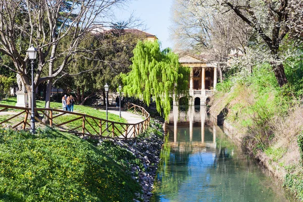 Blick auf den öffentlichen Park giardini salvi in Vicenza — Stockfoto