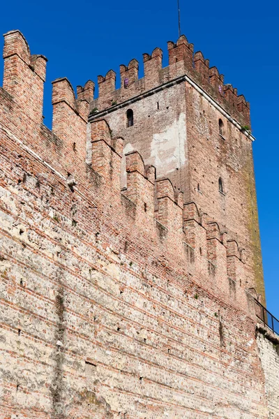 Zdi a věže Castelvecchio (Scaliger) Castel — Stock fotografie