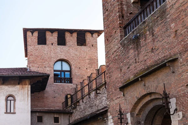 Castelvecchio'yu (Scaliger) Castel kuleleri görünümünü — Stok fotoğraf