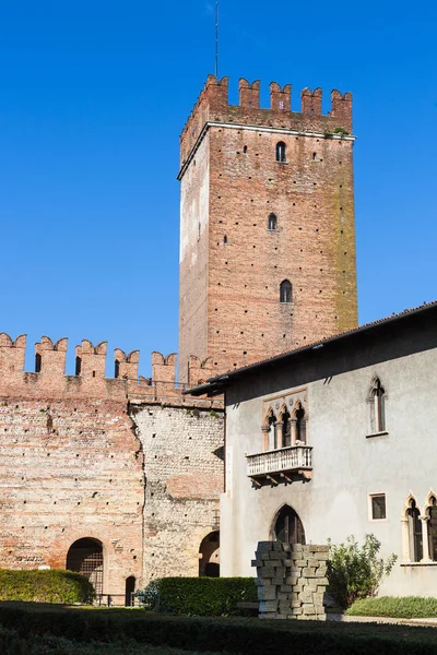 Torre y museo casa de Castelvecchio —  Fotos de Stock