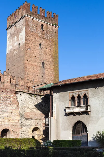 Torre e museo di Castelvecchio Castel — Foto Stock