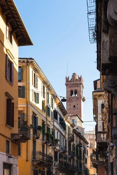 Vista de torre a través de la calle en la ciudad de Verona — Foto de Stock