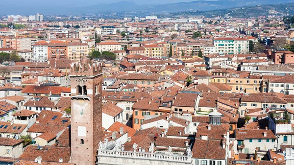 Uitzicht over de stad Verona met torre del gardello — Stockfoto