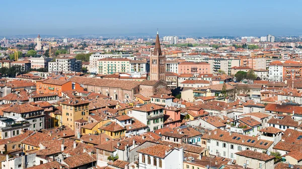 Boven weergave Verona stad met chiesa sant'anastasia — Stockfoto
