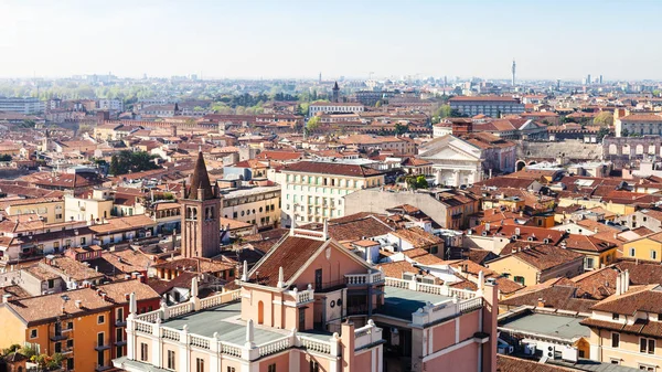 Boven uitzicht van de stad Verona met amfitheater — Stockfoto