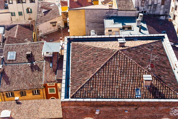 Verona şehri kentsel evlerde görünümünü yukarıda