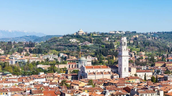 Nad zobrazením Verona město s katedrálou Duomo — Stock fotografie