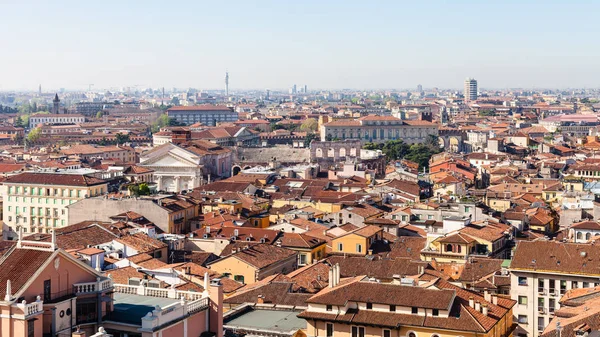 Boven uitzicht van de stad met de Arena di Verona — Stockfoto