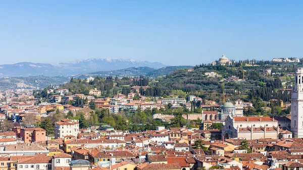 Uitzicht over de stad Verona met castel san pietro hill — Stockfoto