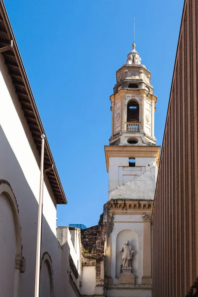 Syn på campanile av offentligt bibliotek i Verona city — Stockfoto