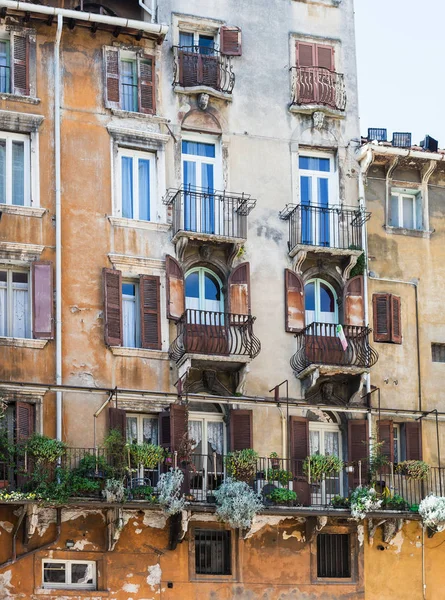 Fasade tua rumah perkotaan di Verona kota — Stok Foto
