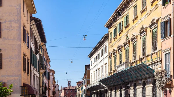 Mehrfamilienhäuser auf der Straße in Verona City — Stockfoto