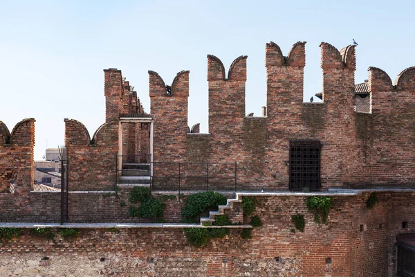 M-vormige kantelen op muren van Castelvecchio — Stockfoto