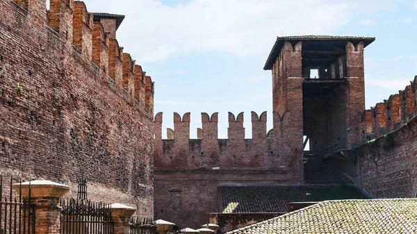 M-vormige kantelen op muur van Castelvecchio — Stockfoto