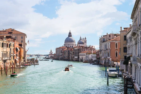 Vista del Gran Canal en la ciudad de Venecia en primavera — Foto de Stock