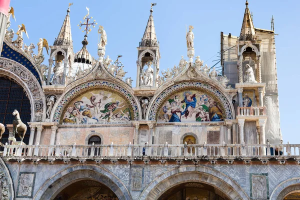 Geschmückte Fassade der Basilika St. Mark in Venedig — Stockfoto