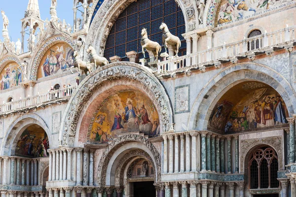 Verziertes portal der basilika st mark in venedig — Stockfoto