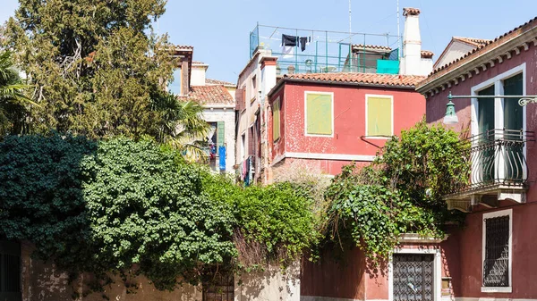 Residentiële huizen in Castello wijk van Venetië — Stockfoto