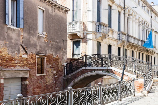 Ponte sul canale Rio de San severo a Venezia — Foto Stock