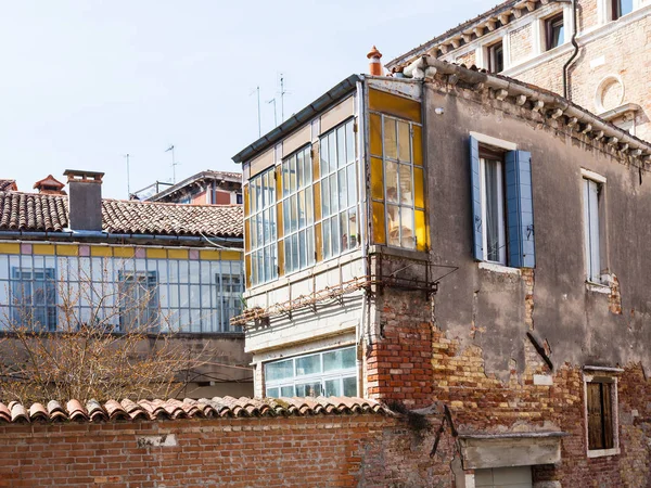 Wohnhäuser im wohnviertel von venedig — Stockfoto