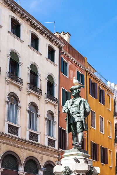 Standbeeld van Carlo Goldoni op Campo San Bartolome — Stockfoto