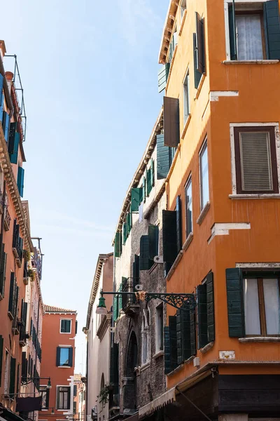 Bostadshus på gatan i Venedig stad — Stockfoto